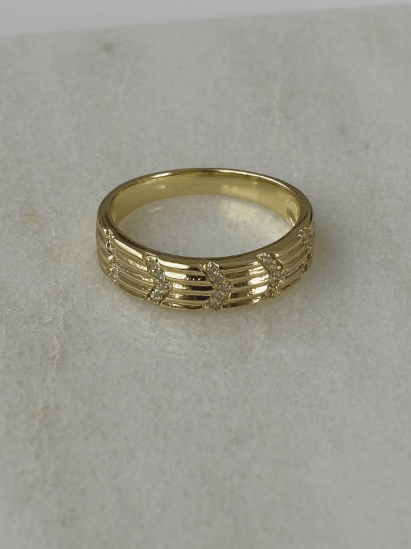 Ok Şekilli ve Taşlı Gold Yüzük