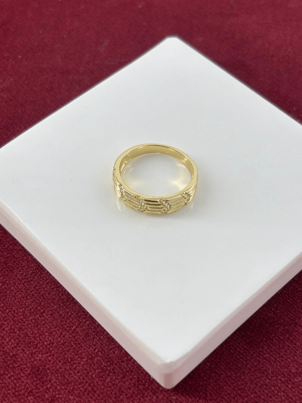 Ok Şekilli ve Taşlı Gold Yüzük