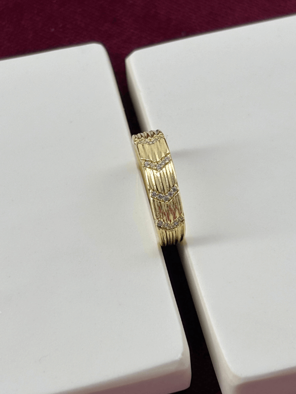 Ok Şekilli ve Taşlı Gold Yüzük