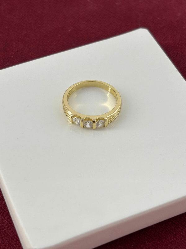 Üç Parlak Taşlı Gold Yüzük