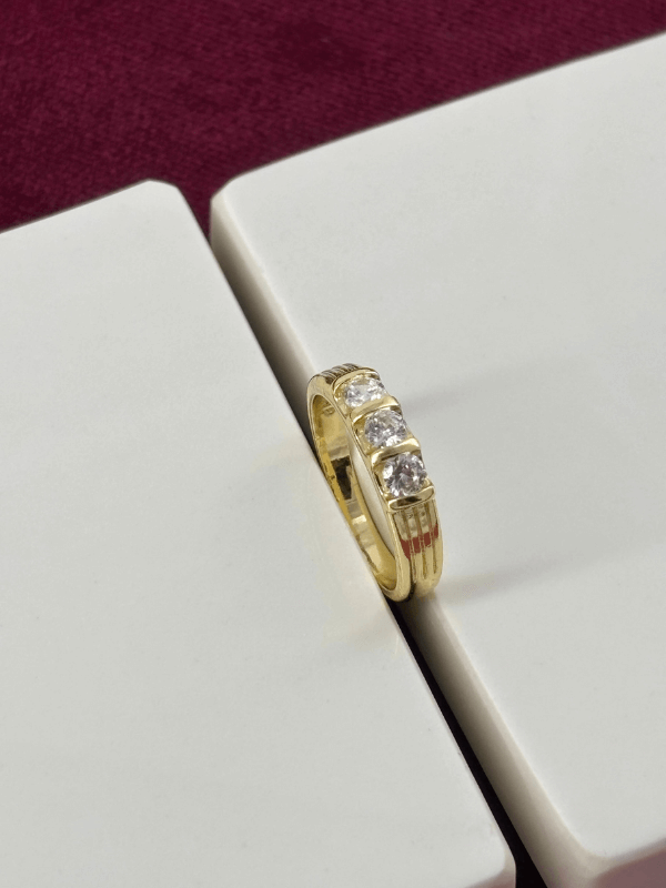 Üç Parlak Taşlı Gold Yüzük