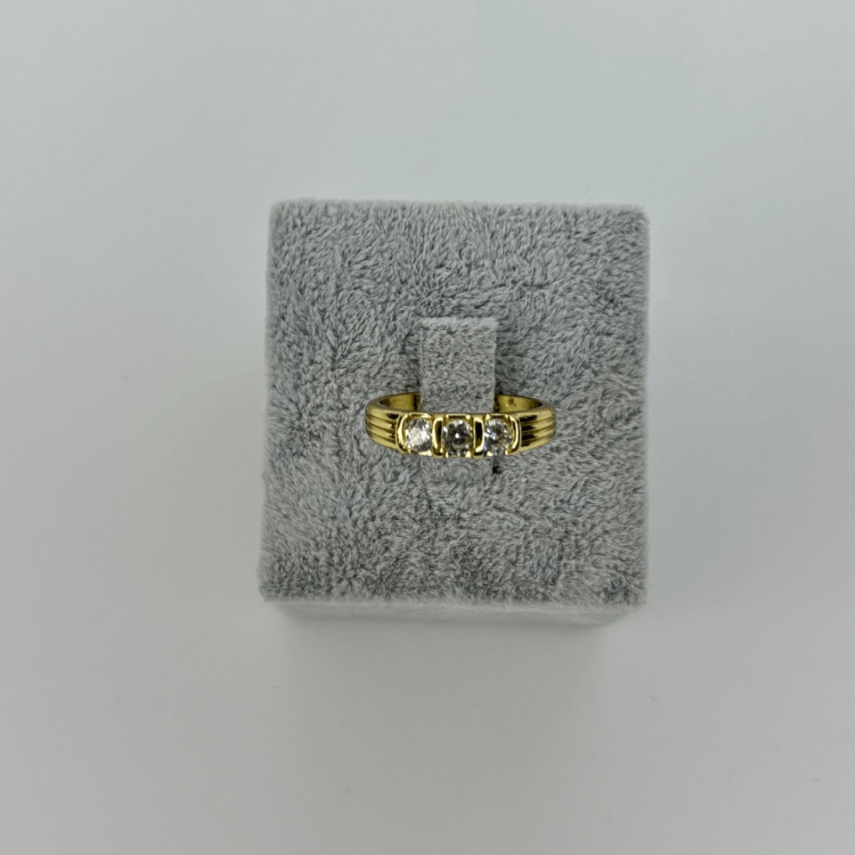 Üç Parlak Taşlı Gold Yüzük