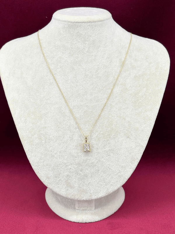 14 K Renginde Swarovski Taşlı Dikdörtgen Şekilli Minimal Gold Kolye