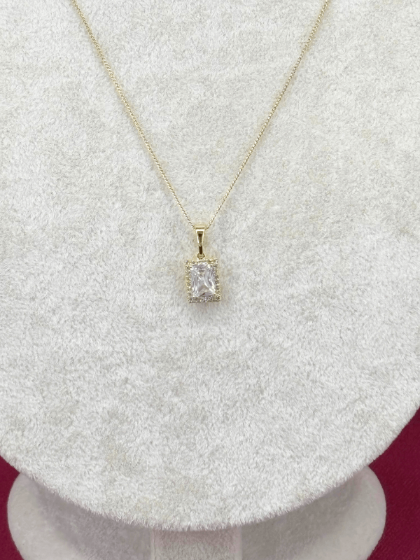 14 K Renginde Swarovski Taşlı Dikdörtgen Şekilli Minimal Gold Kolye