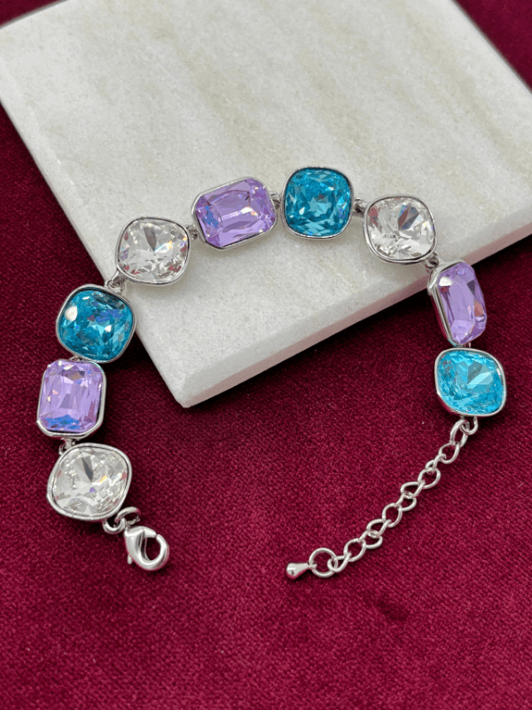 Mavi ve Mor Tonlarında Parlak Taşlı Şekilli Silver İthal Bileklik