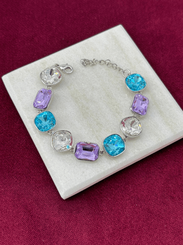 Mavi ve Mor Tonlarında Parlak Taşlı Şekilli Silver İthal Bileklik