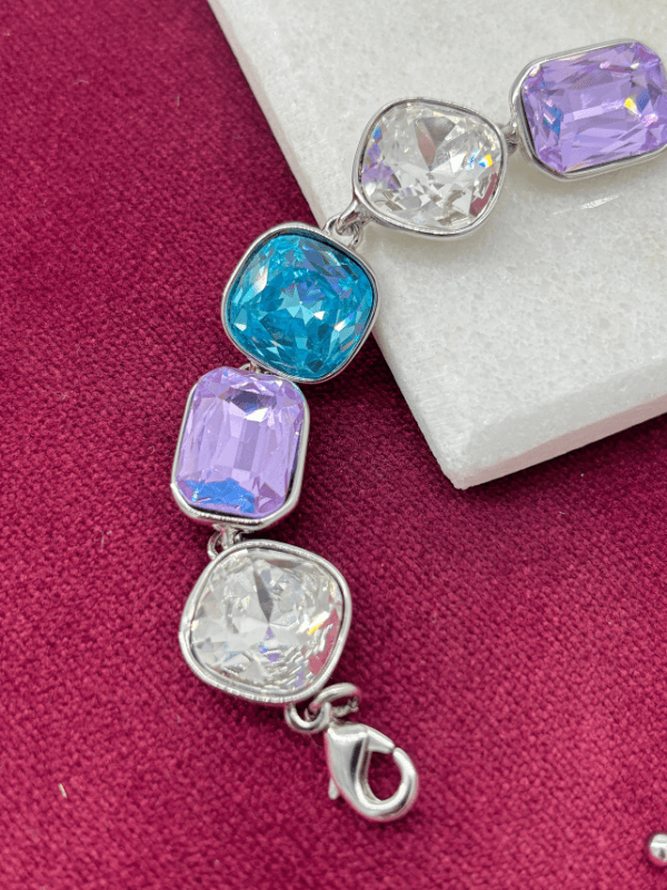 Mavi ve Mor Tonlarında Parlak Taşlı Şekilli Silver İthal Bileklik