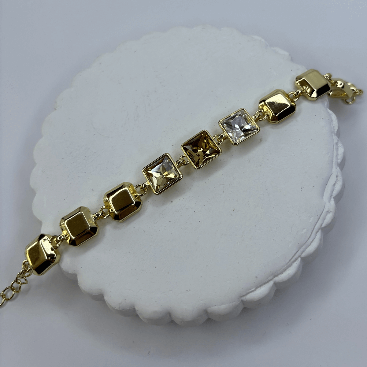 Toprak Tonlarında Parlak Renkli Kare Taşlı Gold İthal Bileklik