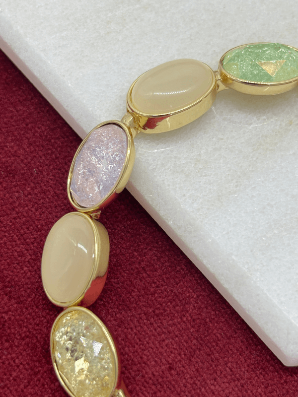 Rengarenk Sedef Yansımalı Oval Şekilli Gold İthal Bileklik