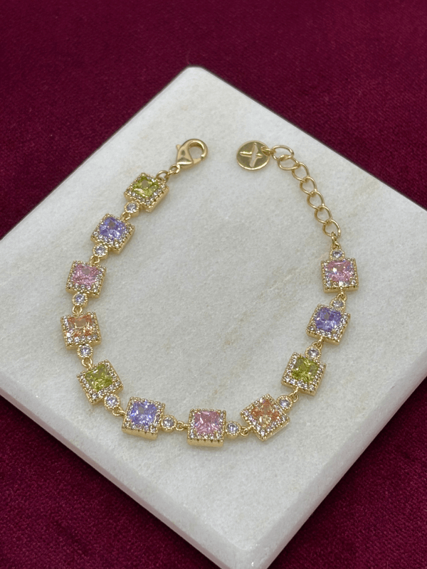14 K Renginde Renkli Swarovski Taşlı Kare Şekilli Gold Bileklik
