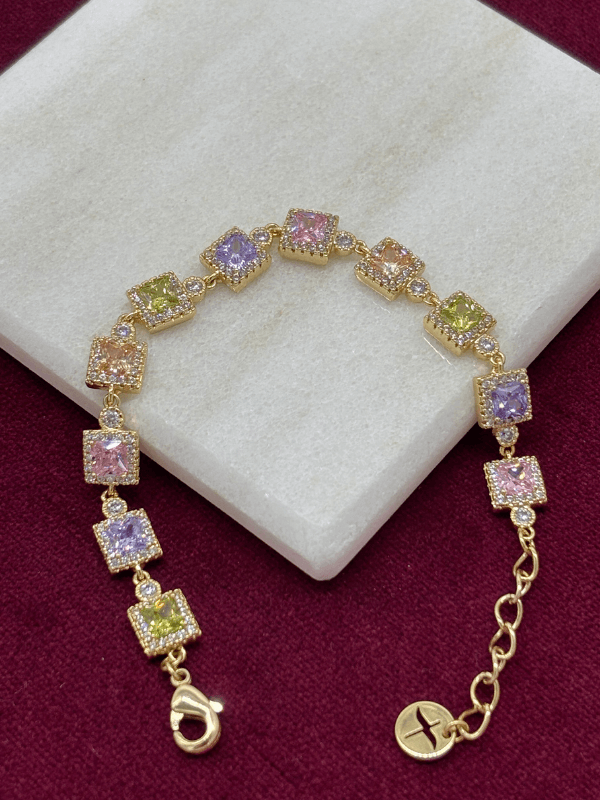 14 K Renginde Renkli Swarovski Taşlı Kare Şekilli Gold Bileklik
