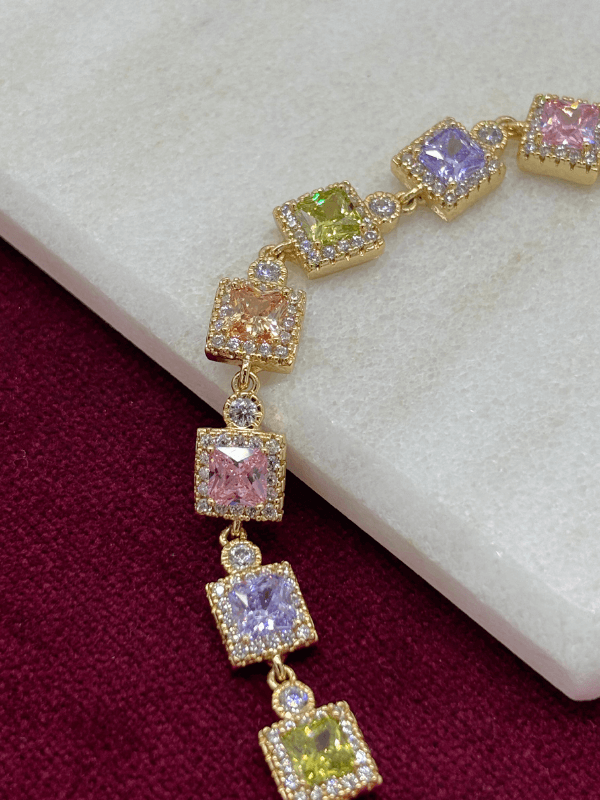 14 K Renginde Renkli Swarovski Taşlı Kare Şekilli Gold Bileklik