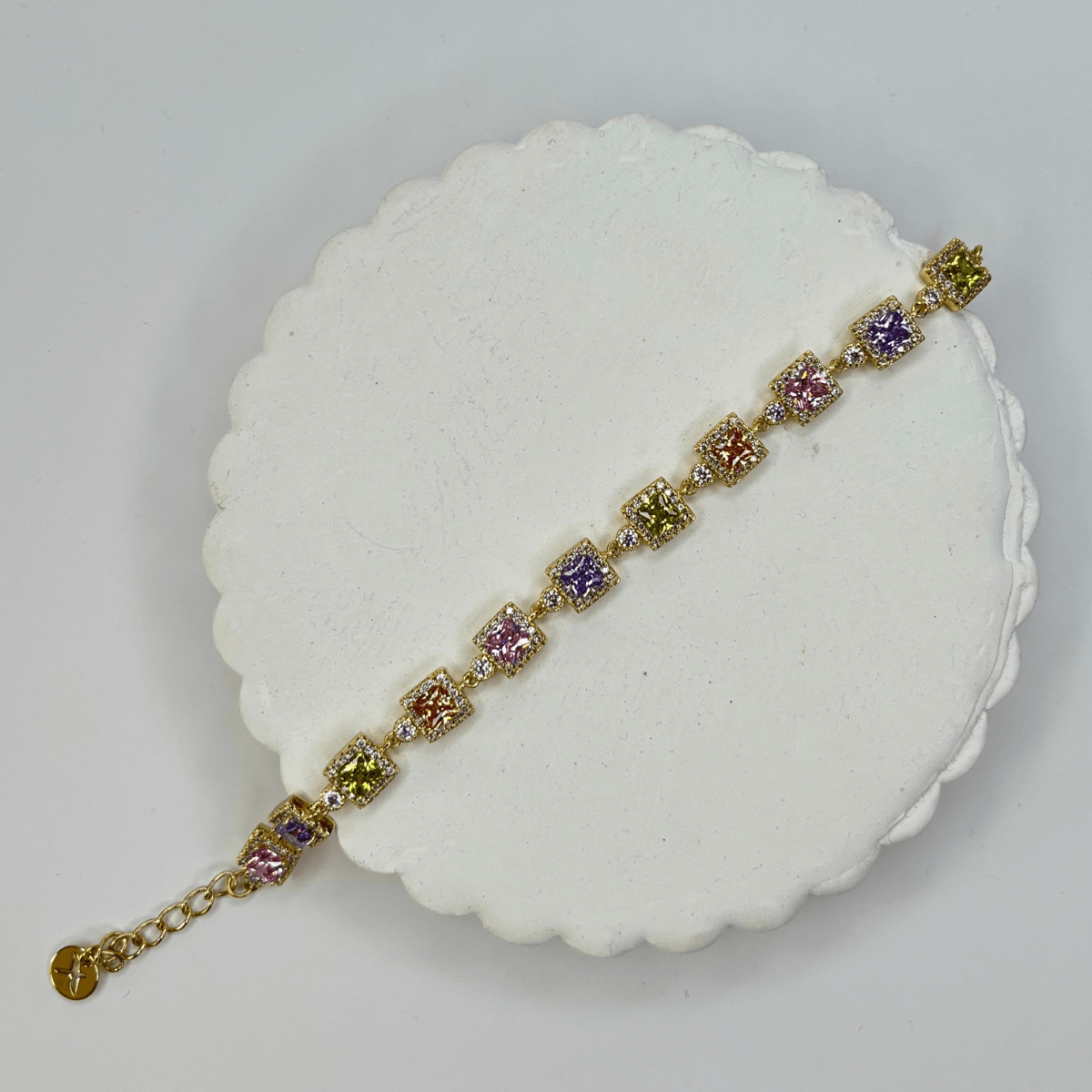 14 K Renginde Renkli Swarovski Taşlı Kare Şekilli Gold Bileklik