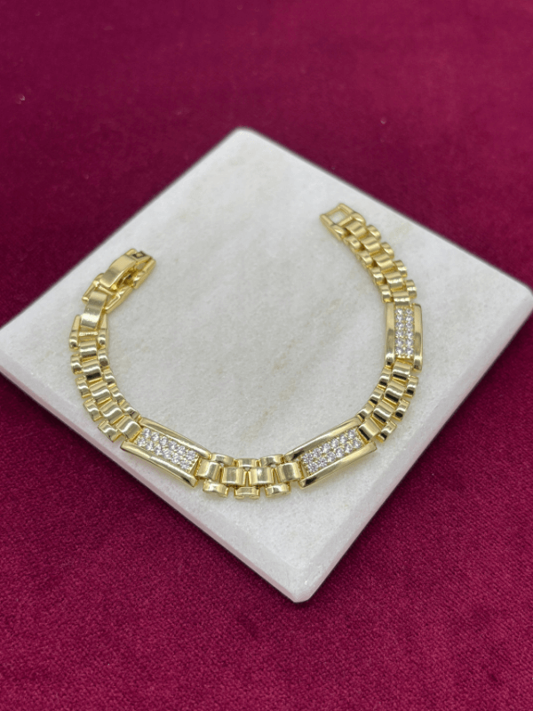 14 K Renginde Minik Taşlarla Kaplı Üç Dikdörtgen Şekilli Gold Bileklik 