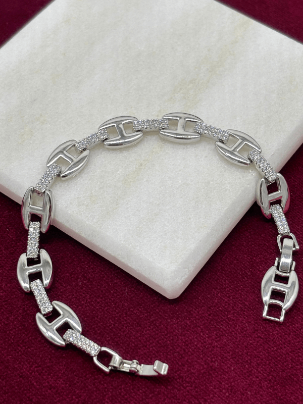 Taşlı ve Parlak Birbirine Geçme Model Silver Bileklik