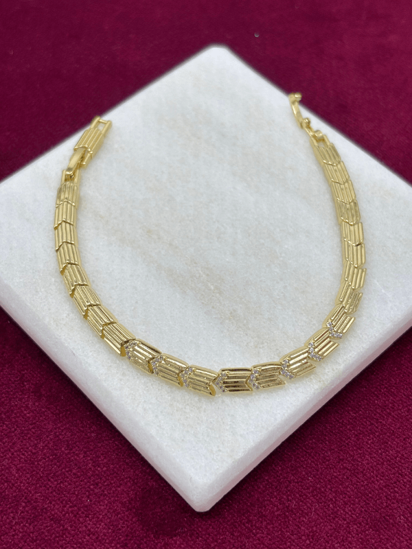 14 K Renginde Minimal Taşlı Ok Şeklinde Çift Renkli Bileklik