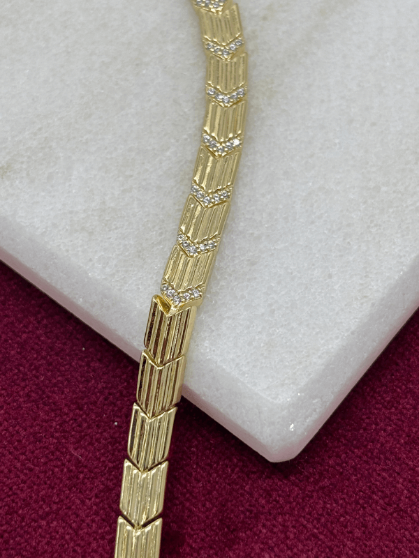 14 K Renginde Minimal Taşlı Ok Şeklinde Çift Renkli Bileklik