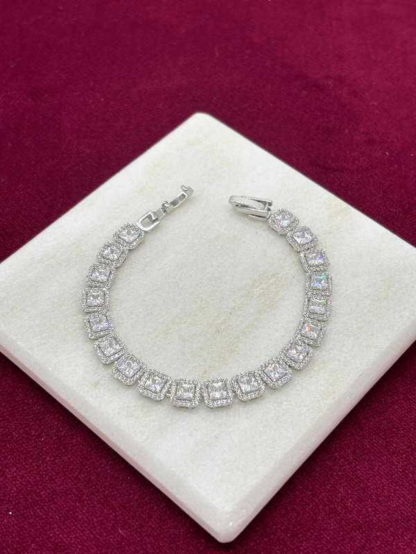 Swarovski Taşlı Kare Şekilli Parlak Silver Bileklik
