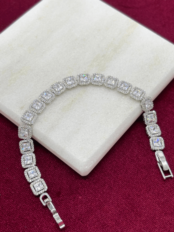 Swarovski Taşlı Kare Şekilli Parlak Silver Bileklik