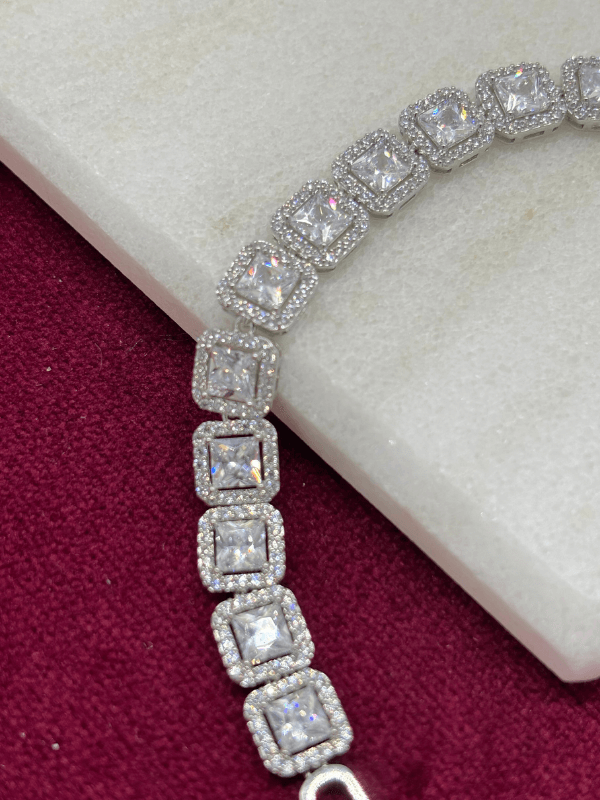 Swarovski Taşlı Kare Şekilli Parlak Silver Bileklik