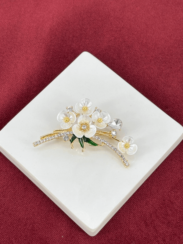 Yeşil Yapraklı Beyaz Sakura Çiçekli Gold Broş