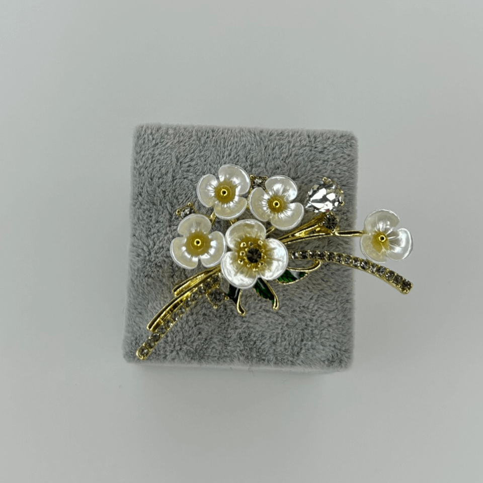 Yeşil Yapraklı Beyaz Sakura Çiçekli Gold Broş