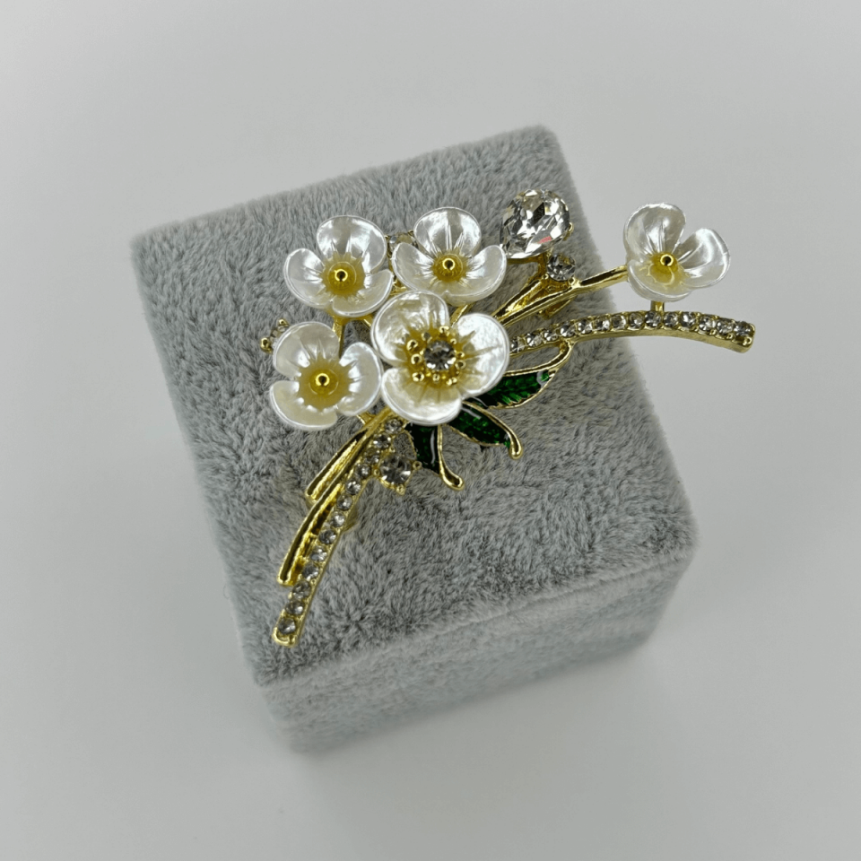 Yeşil Yapraklı Beyaz Sakura Çiçekli Gold Broş