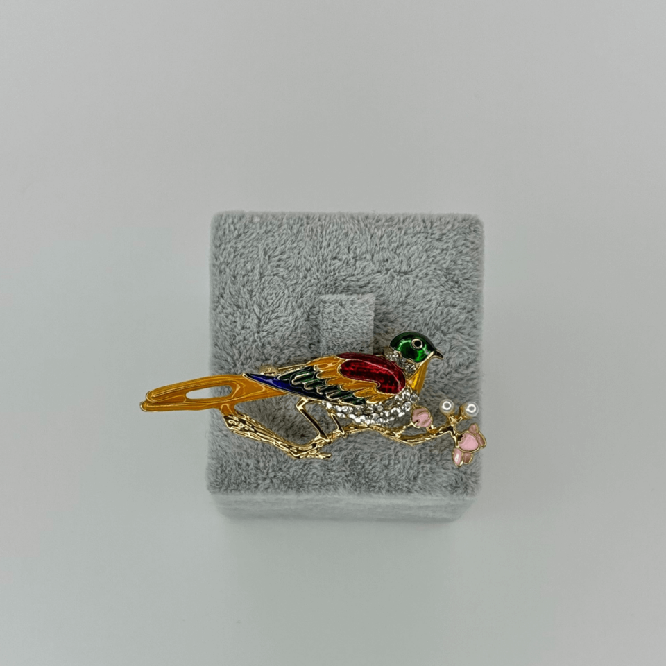 Renkli Kuş Figürlü ve Pembe Çiçekli Taşlı Gold Broş