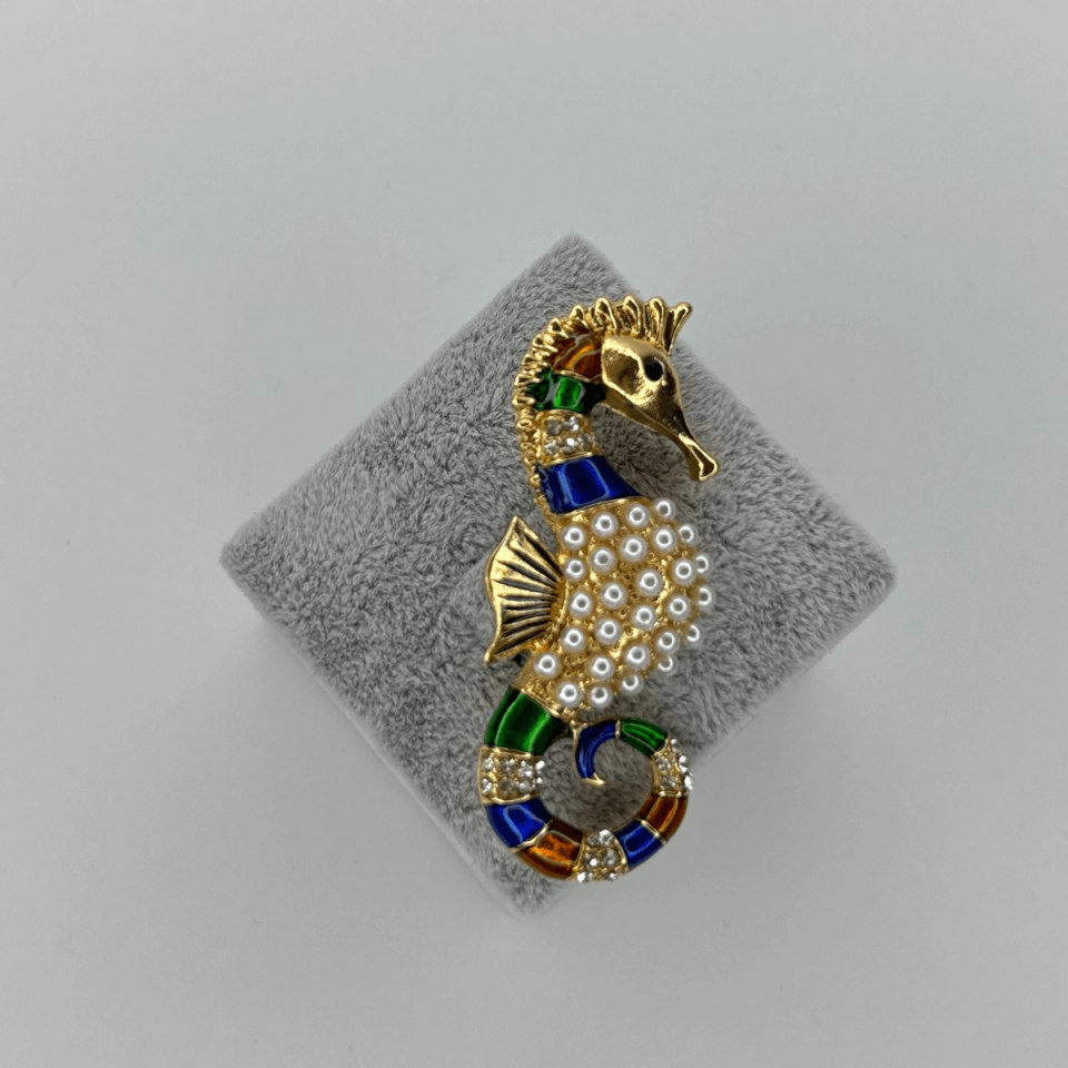 Renkli ve İnci Detaylı Denizatı Figürlü Gold Broş