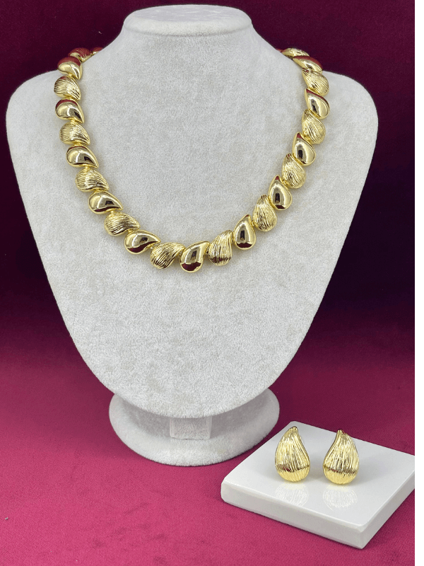 Parlak ve Desenli Altın Renkli Damla Şekilli Gold Set