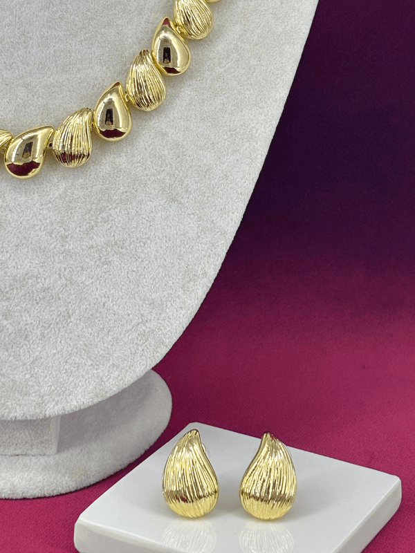 Parlak ve Desenli Altın Renkli Damla Şekilli Gold Set