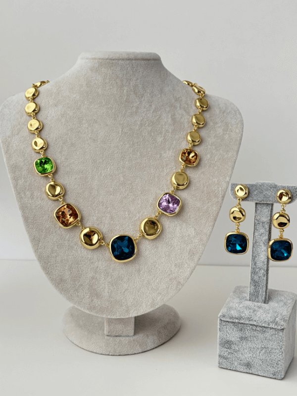 Parlak Renkli Taşlı Altın Detaylı Şekilli Gold Set