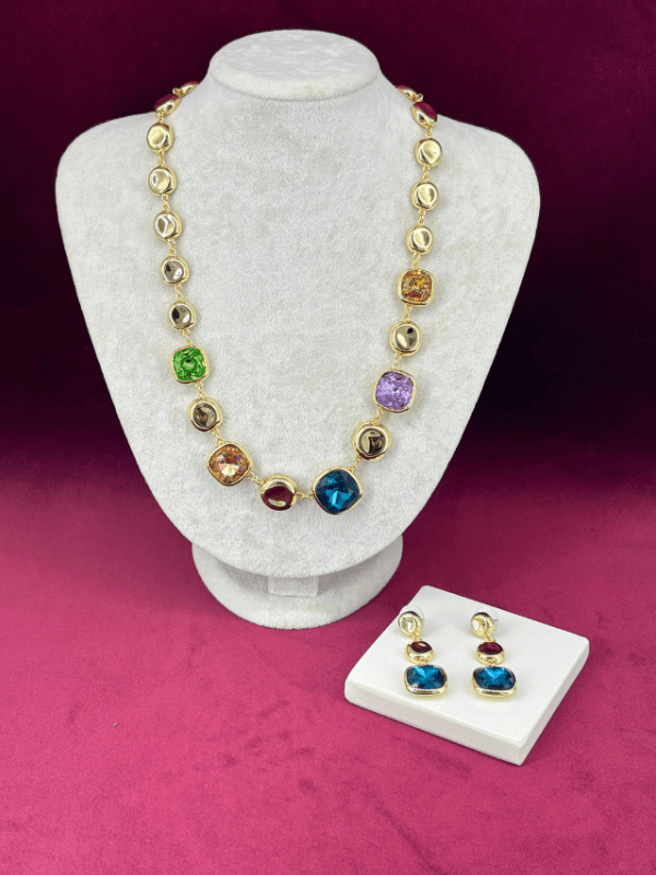 Parlak Renkli Taşlı Altın Detaylı Şekilli Gold Set