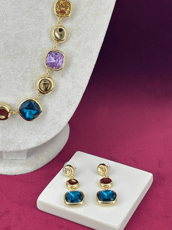 Parlak Renkli Taşlı Altın Detaylı Şekilli Gold Set