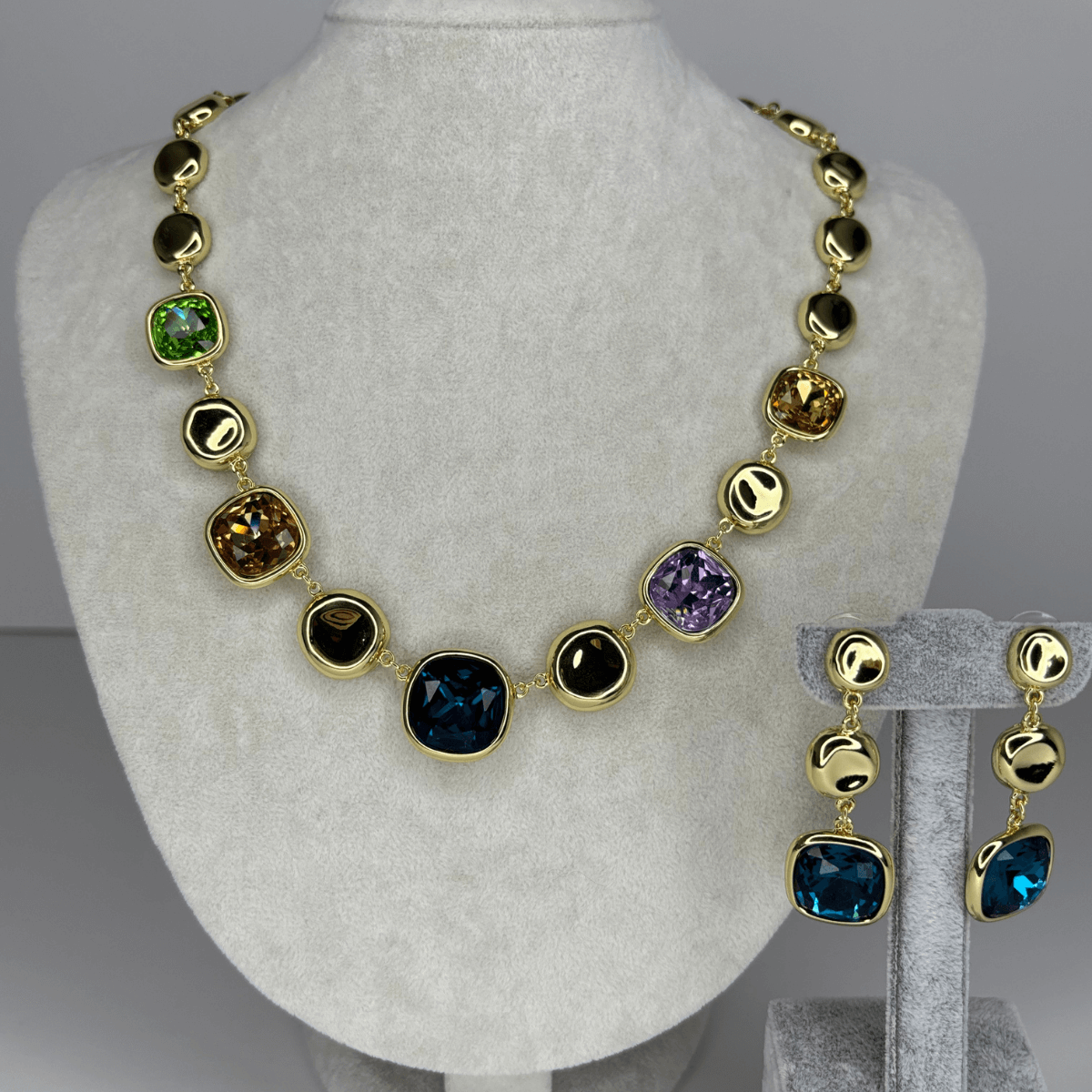 Parlak Renkli Taşlı Altın Detaylı Şekilli Gold Set