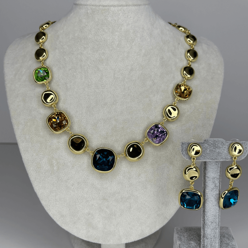 Parlak Renkli Taşlı Altın Detaylı Şekilli Gold Set