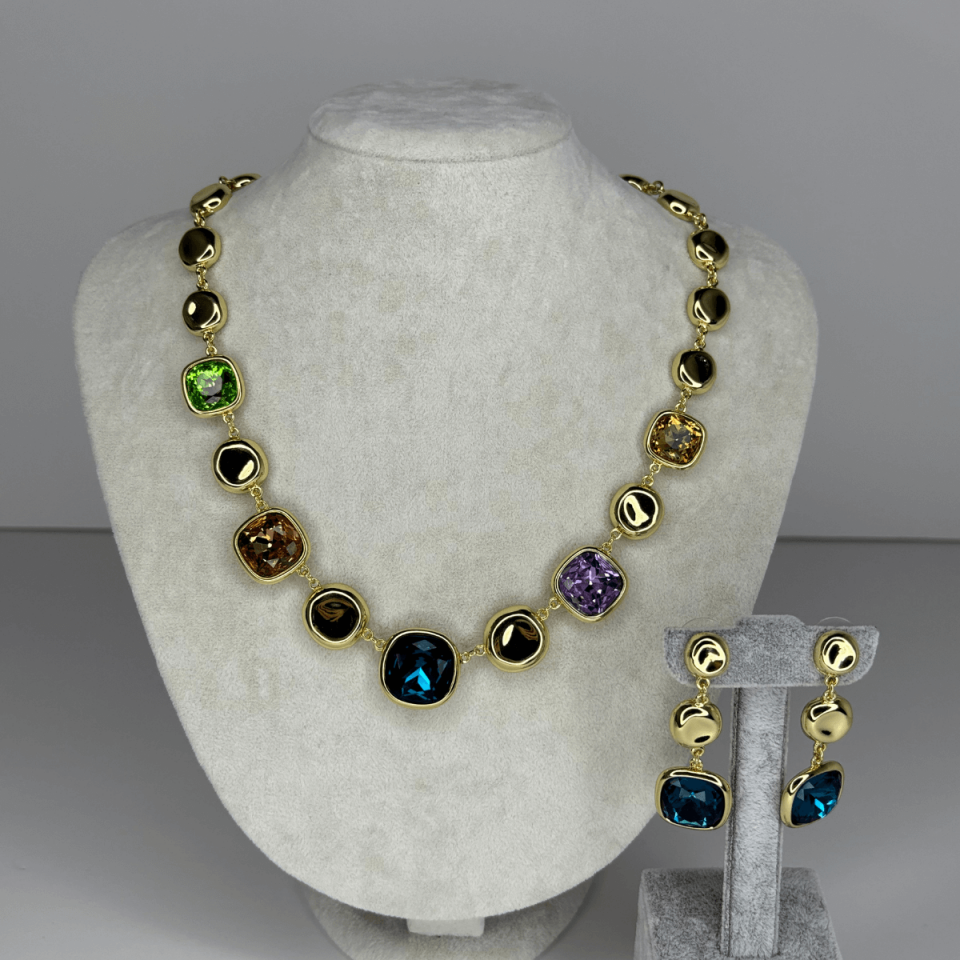 Parlak Renkli Taşlı Altın Detaylı Şekilli Gold Set