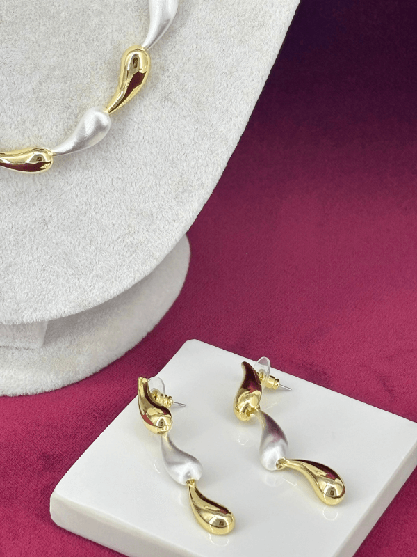 Beyaz ve Altın Renkli İnce Damla Şekilli Set