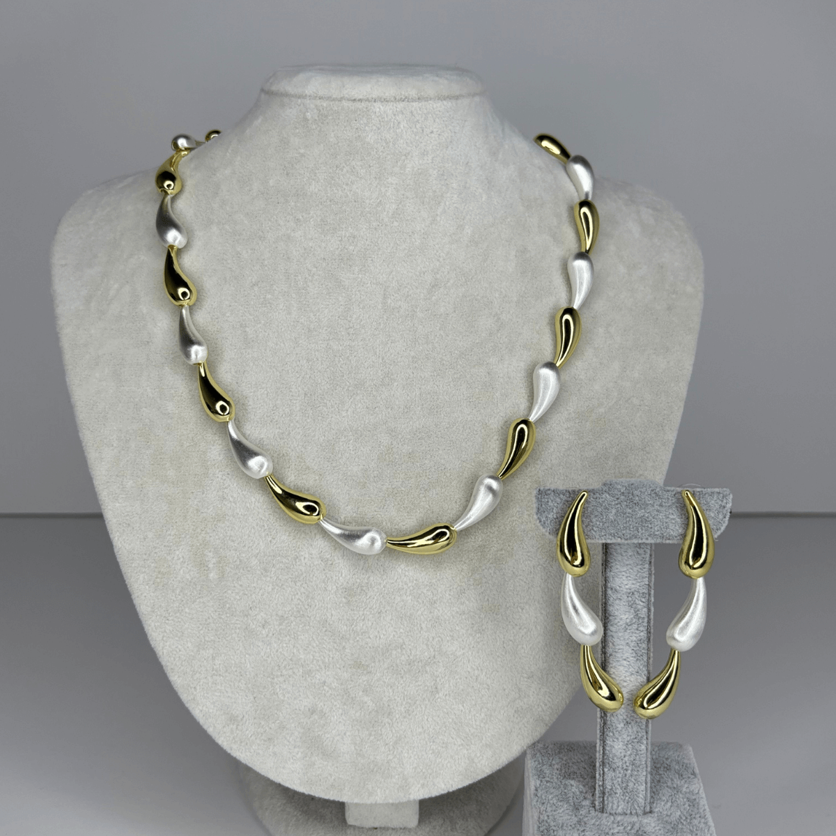 Beyaz ve Altın Renkli İnce Damla Şekilli Set