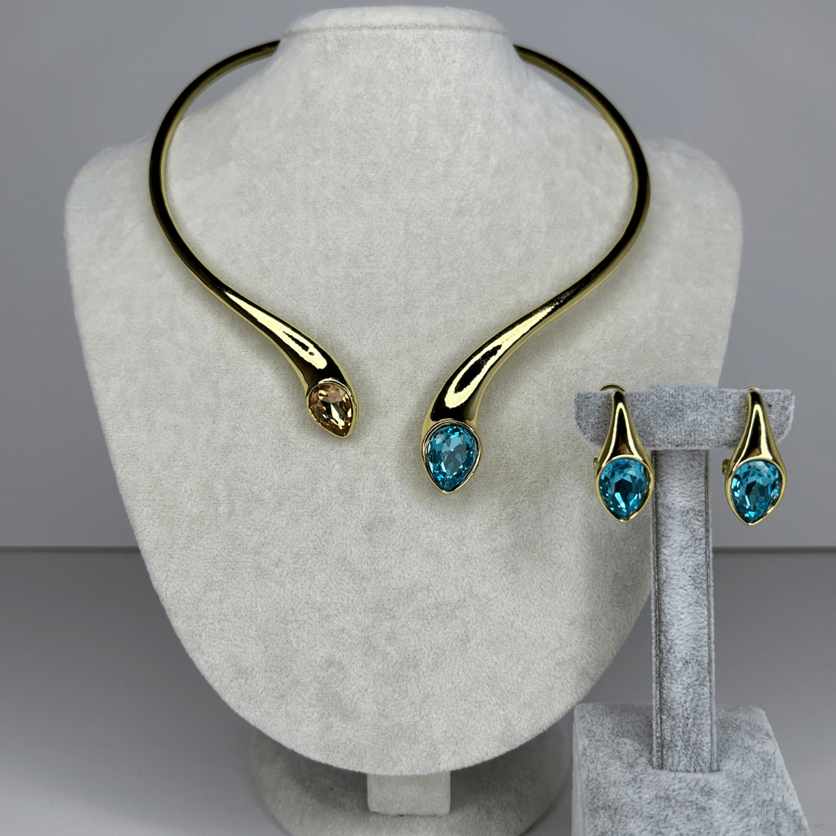 Kahverengi ve Mavi Renklerinde Parlak Taşlı Gold Set