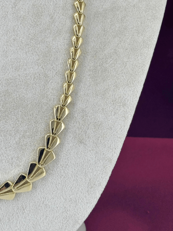 14 K Renginde Küçükten Büyüğe V Şekilli Gold Kolye 50 cm