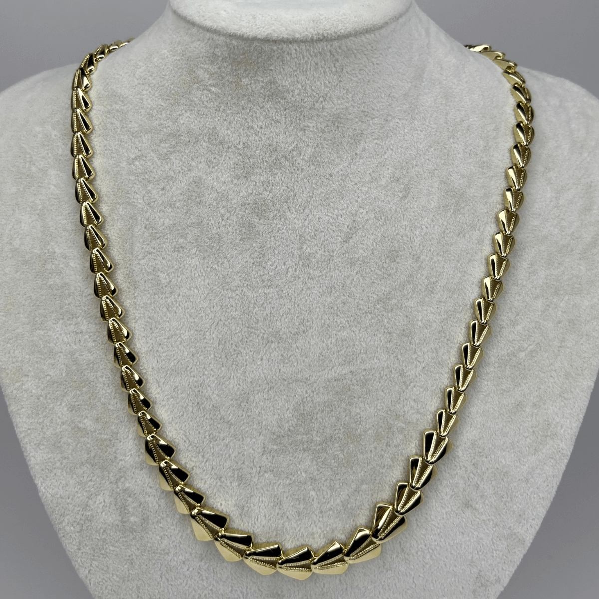 14 K Renginde Küçükten Büyüğe V Şekilli Gold Kolye 50 cm