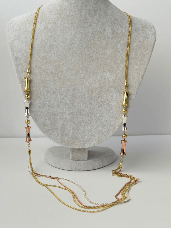 Üç Renkli Zincir ve Kemikli Şekillerden Oluşan Kolye