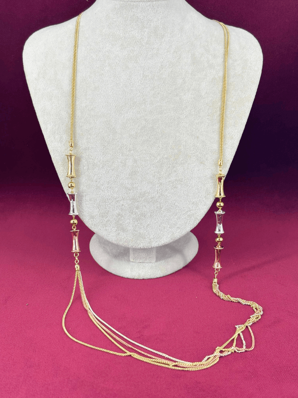 Üç Renkli Zincir ve Kemikli Şekillerden Oluşan Kolye