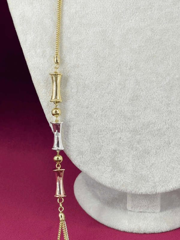 Üç Renkli Zincir ve Kemikli Şekillerden Oluşan Kolye