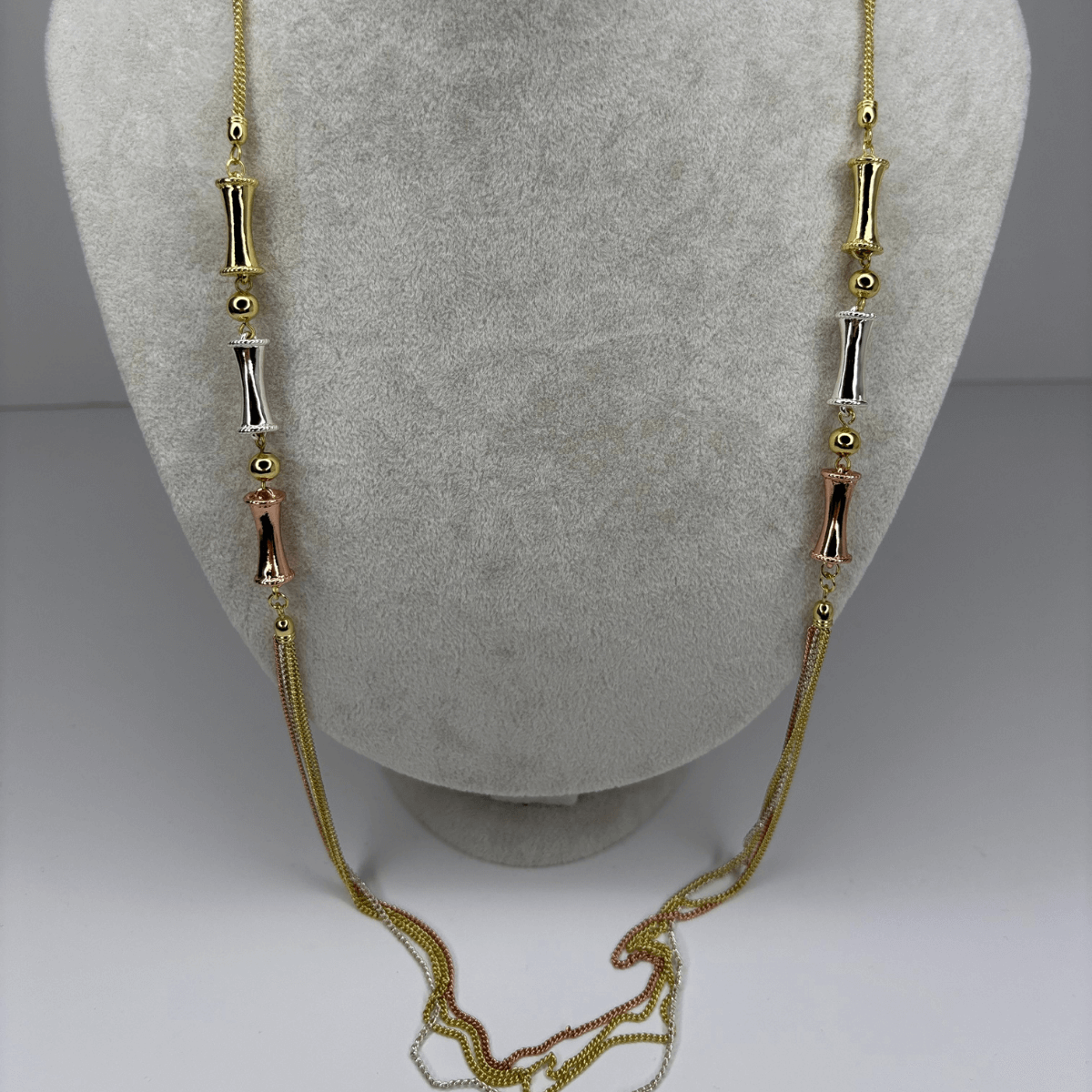 Üç Renkli Zincir ve Kemikli Şekillerden Oluşan Kolye