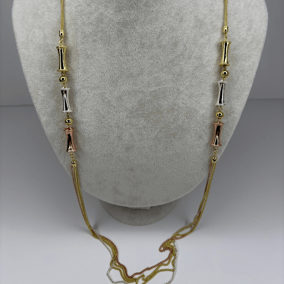 Üç Renkli Zincir ve Kemikli Şekillerden Oluşan Kolye