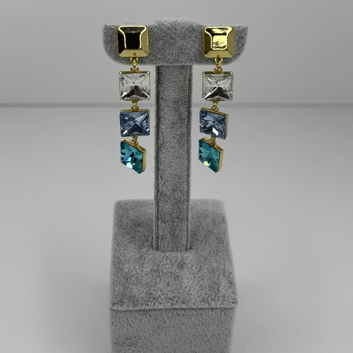 Mavi Tonlarında Üç Kare Şekilli Sallantılı Gold Küpe