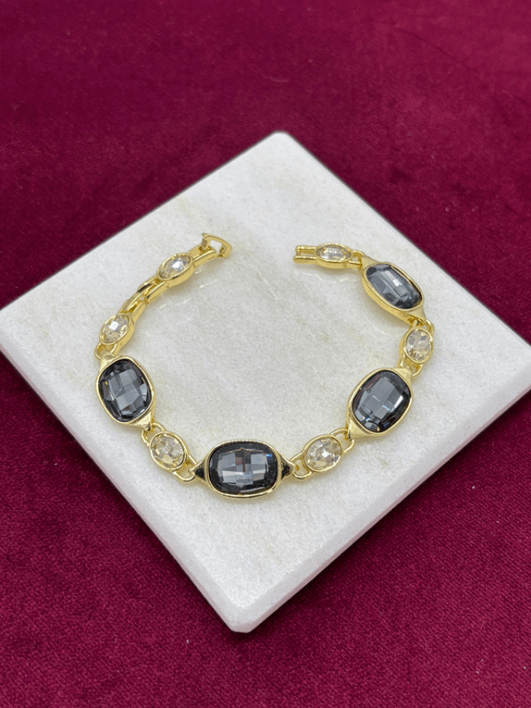 Parlak Koyu ve Açık Renkli Taşlardan Oluşan Gold Bileklik