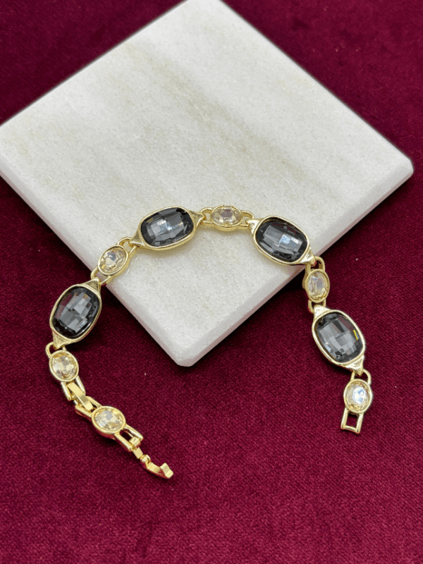 Parlak Koyu ve Açık Renkli Taşlardan Oluşan Gold Bileklik